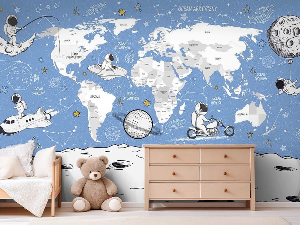 Fototapeta z astronautami na tle mapy świata, z księżycem i planetami - pokój dziecka w jasnych pastelowych barwach
