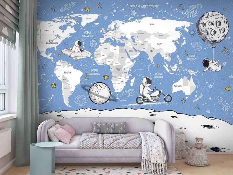 Fototapeta z astronautami na tle mapy świata, z księżycem i planetami - ściana za kanapą w pokoju dziecka