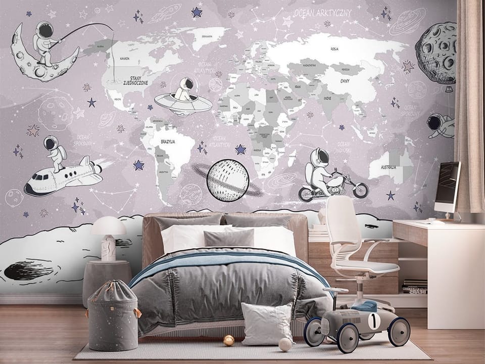 Fototapeta z astronautami na tle mapy świata i księżycowym krajobrazem - pokój dziecięcy w szarych kolorach