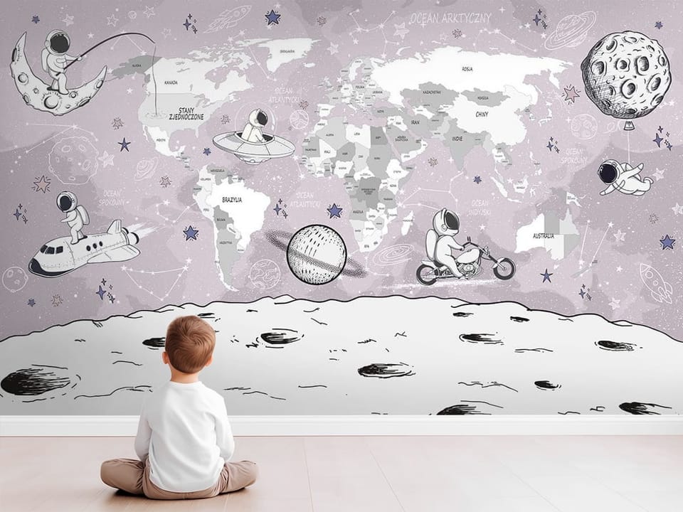 Fototapeta z astronautami na tle mapy świata i księżycowym krajobrazem - nowoczesny pokój dziecięcy z modnym akcentem