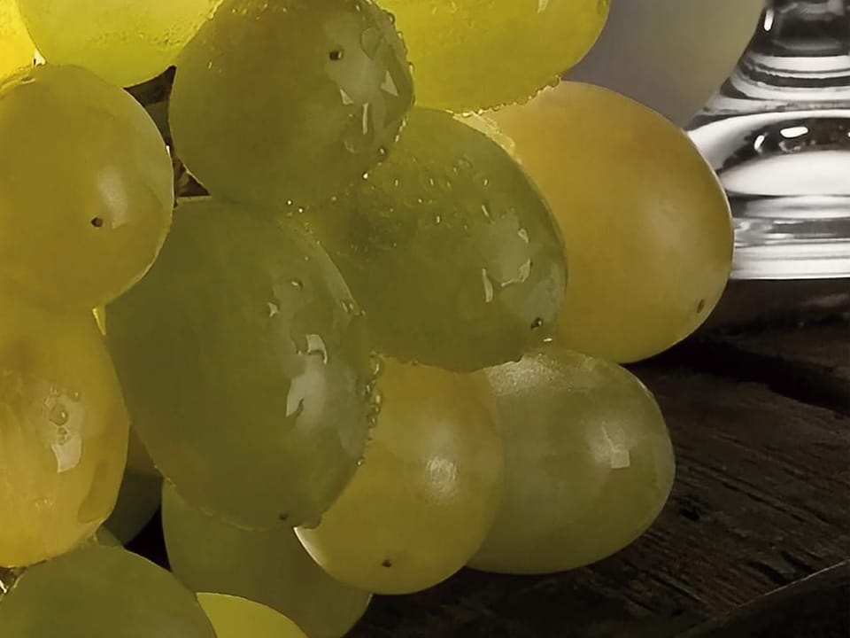 Fototapeta Kieliszek wina na beczce - realne zdjęcie w rolce