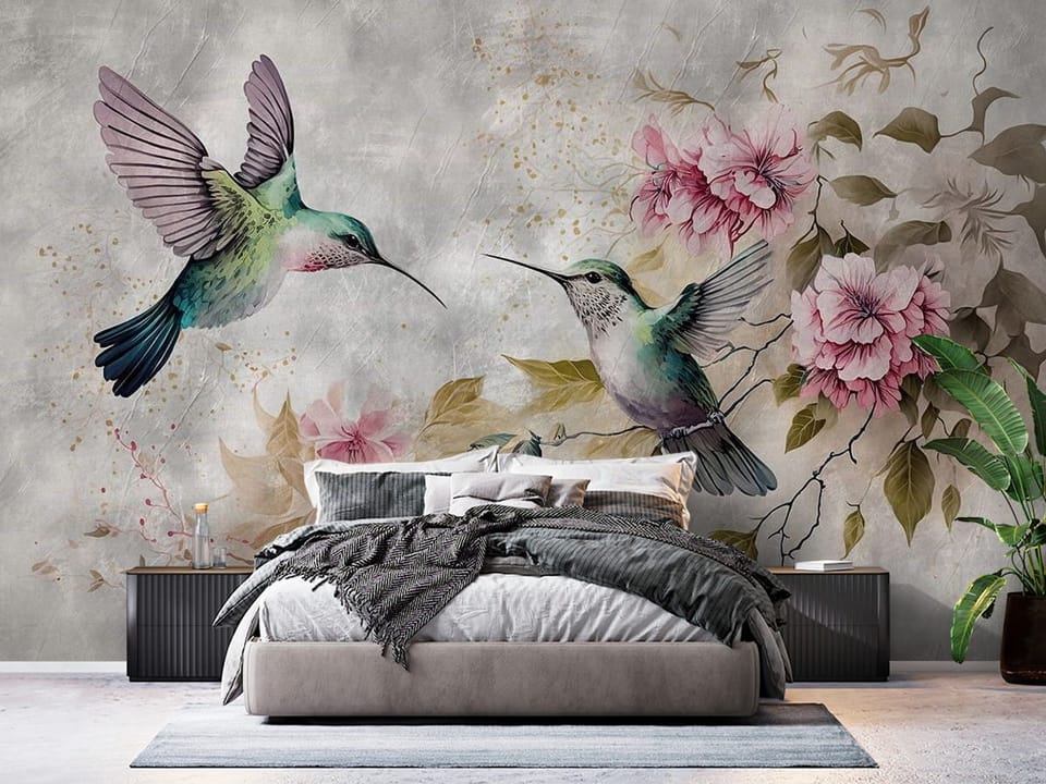 Fototapeta z dwoma kolibrami w locie, otoczonymi kwiatami i liśćmi - ściana w eleganskiej sypialni
