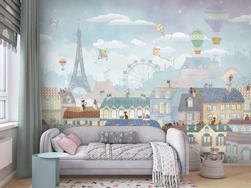 Fototapeta z kolorowymi dachami, kotami, wieżą Eiffla i balonami - ściana za kanapą w pokoju dziecka