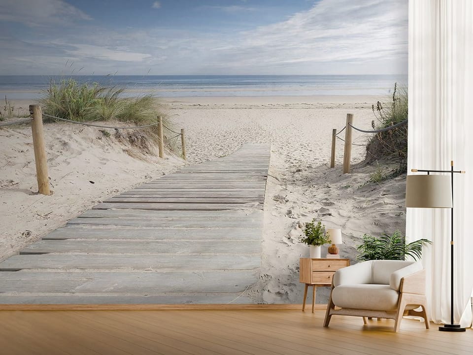 Fototapeta z drewnianą ścieżką na plaży, trawą i morzem w tle - jasny przedpokój w stylu minimalistycznym