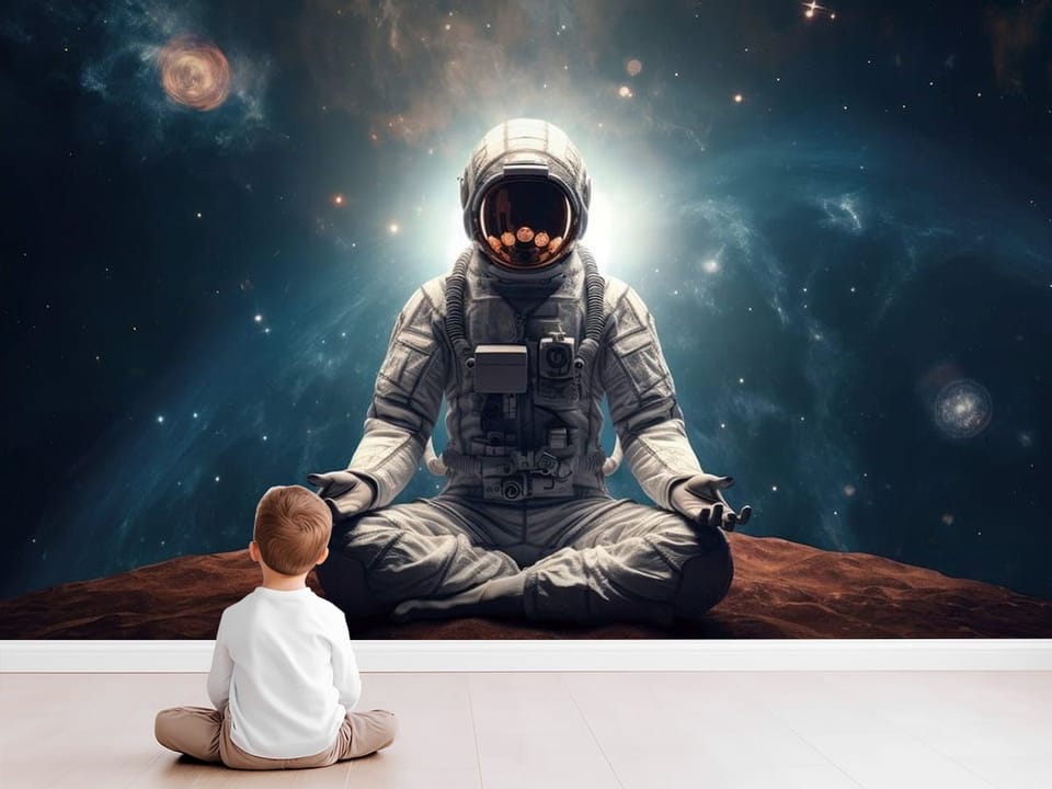 Fototapeta przedstawiająca astronautę w skafandrze w pozycji medytacyjnej z gwiazdami i galaktykami w tle. - nowoczesny pokój dziecięcy z modnym akcentem