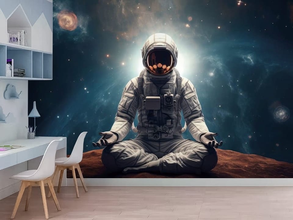 Fototapeta przedstawiająca astronautę w skafandrze w pozycji medytacyjnej z gwiazdami i galaktykami w tle. - nowoczesne wnętrze w pokoju dziecięcym