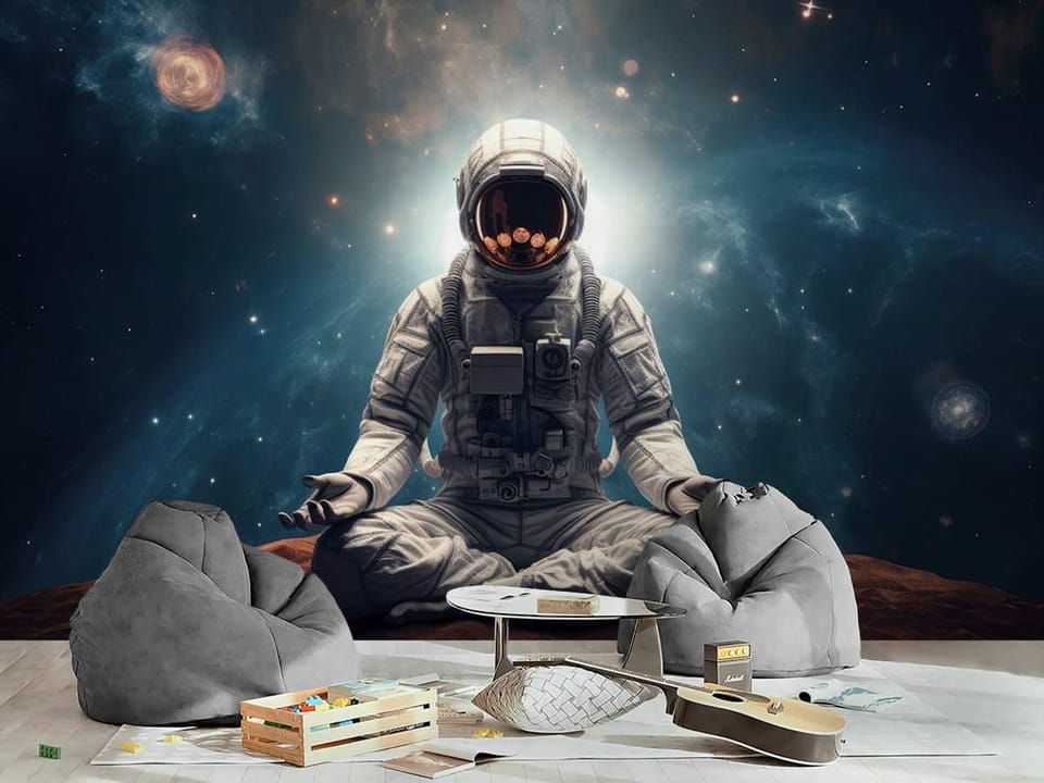 Fototapeta przedstawiająca astronautę w skafandrze w pozycji medytacyjnej z gwiazdami i galaktykami w tle. - inspiracja do pokoju nastolatka