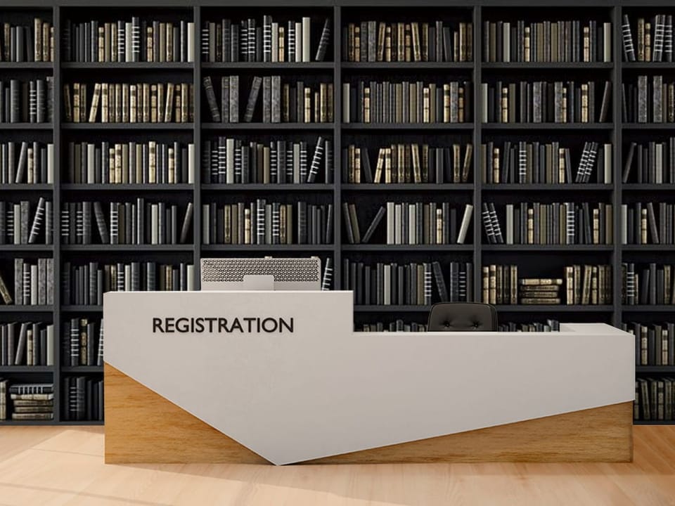 Fototapeta z dużą biblioteką i ciemnymi regałami pełnymi książek - ściana za ladą recepcyjną w noworzesnym biurze