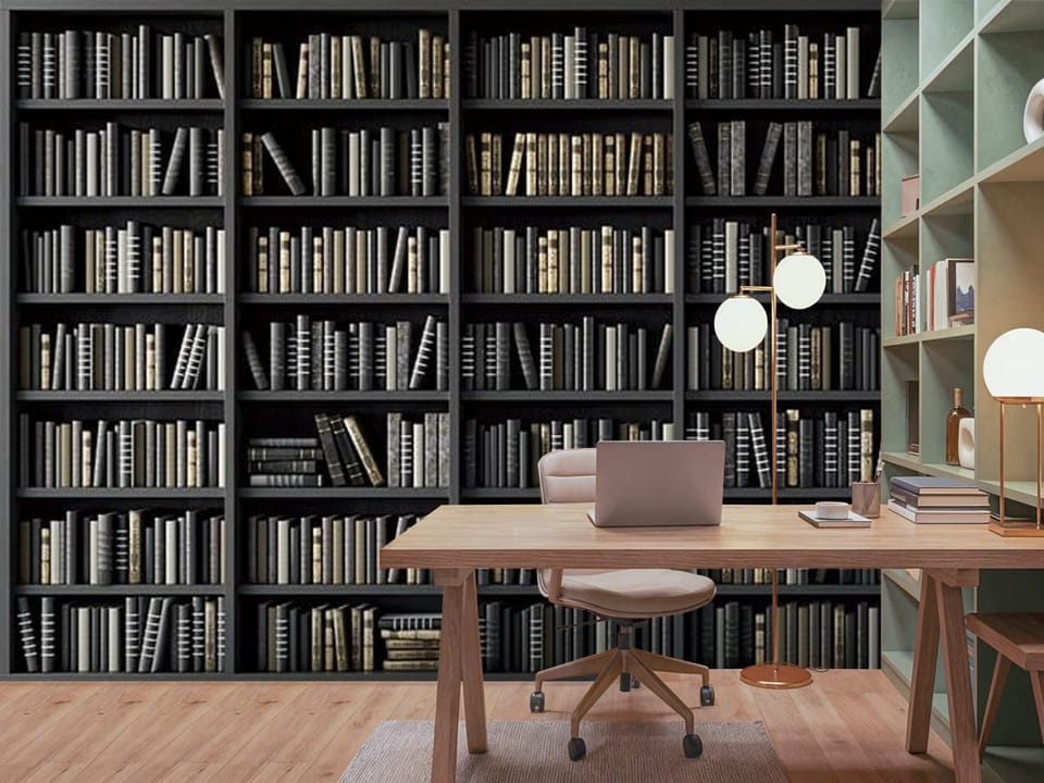 Fototapeta z dużą biblioteką i ciemnymi regałami pełnymi książek - piękna aranżacja w biurze