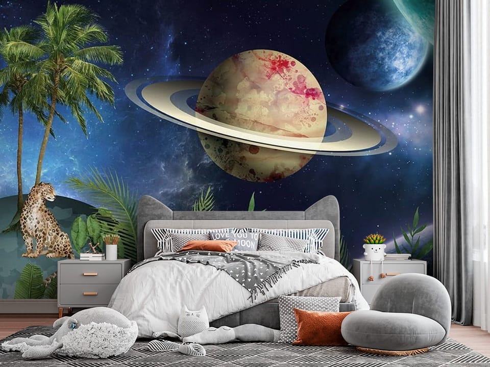 Fototapeta z planetą z pierścieniami, palmami i lampartami w kosmosie - widok za łóżkiem w pokoju nastolatka