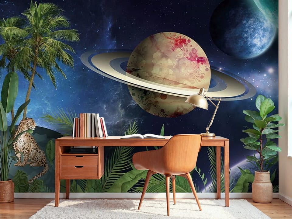 Fototapeta z planetą z pierścieniami, palmami i lampartami w kosmosie - przytulne biurko w pokoju nastolatka