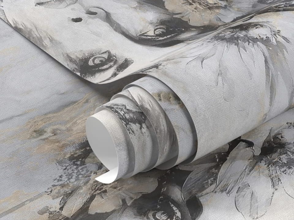 Fototapeta Kobieta z kwiatami w szarościach - realne zdjęcie w rolce