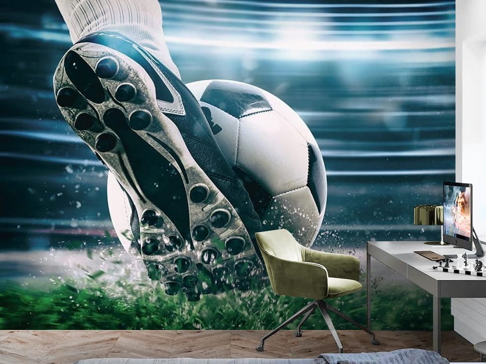 Fototapeta z butem piłkarskim kopiącym piłkę na tle stadionu - aranżacja w minimalistycznym pokoju nastolatka