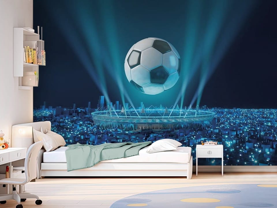 Fototapeta przedstawiająca dużą piłkę nożną unoszącą się nad oświetlonym stadionem z miastem w tle - przytulny pokój nastolatka