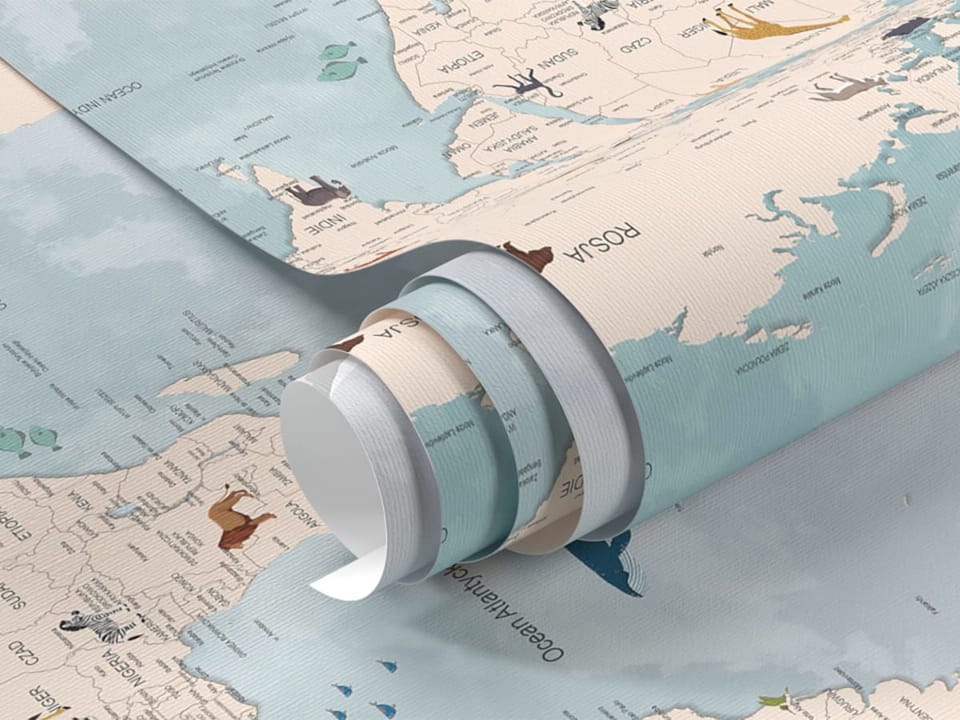 Fototapeta Mapa świata z balonami i samolotami - realne zdjęcie w rolce
