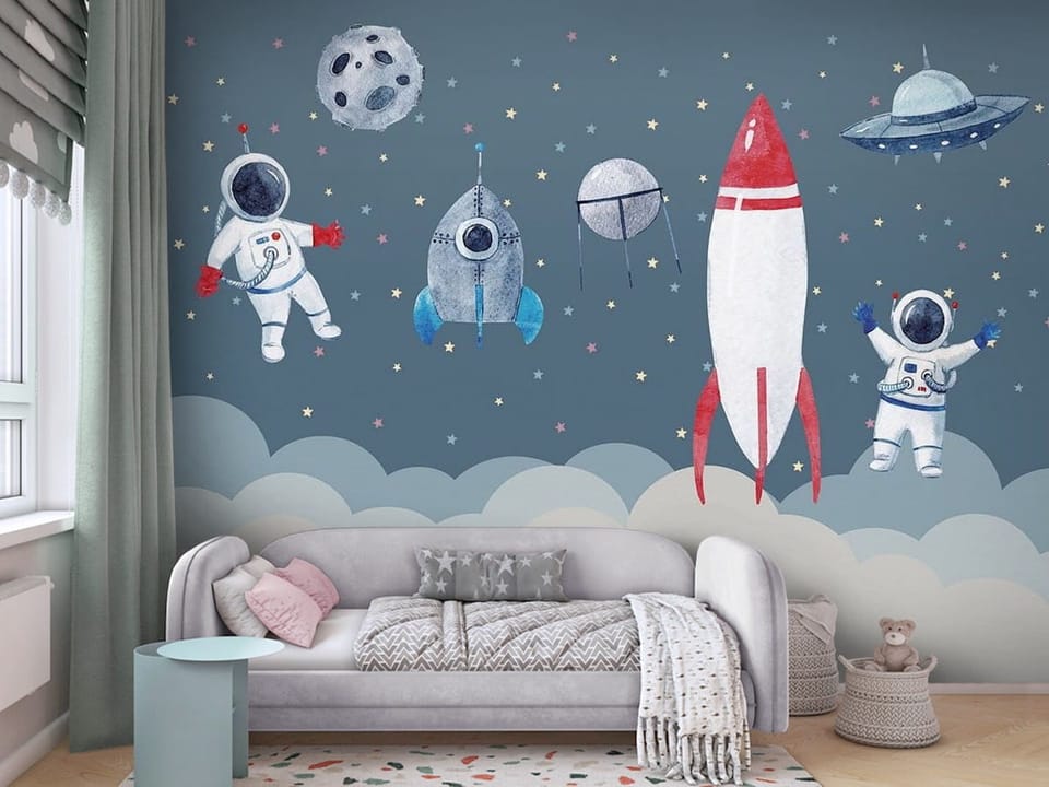 Fototapeta z rakietą kosmiczną, astronautami i planetą z kraterami - ściana za kanapą w pokoju dziecka