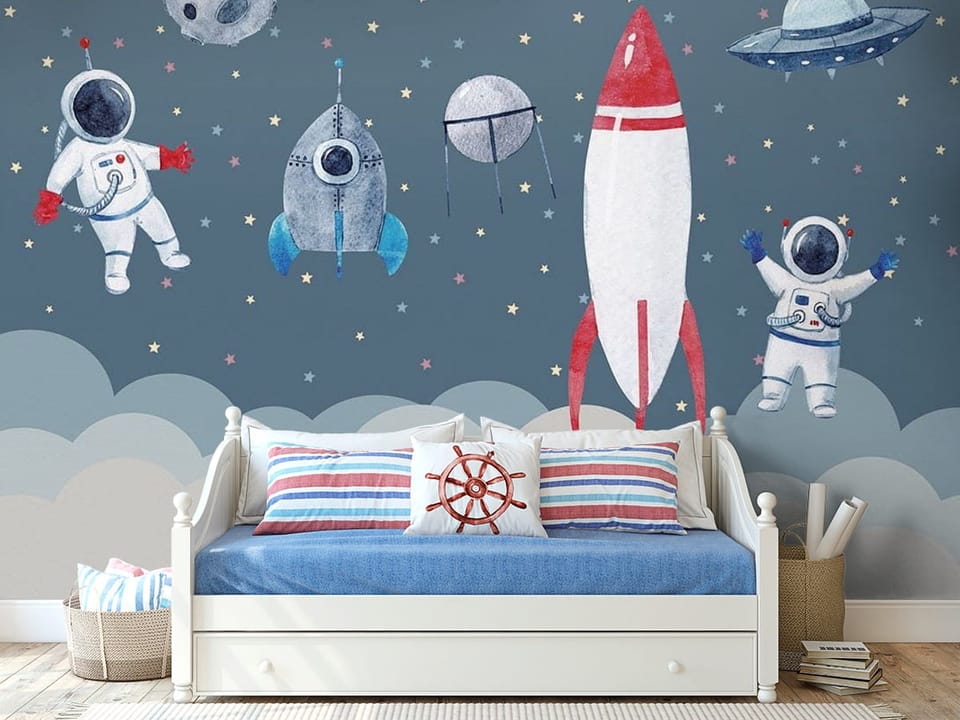 Fototapeta z rakietą kosmiczną, astronautami i planetą z kraterami - ściana akcentowa w pokoju dziecięcym