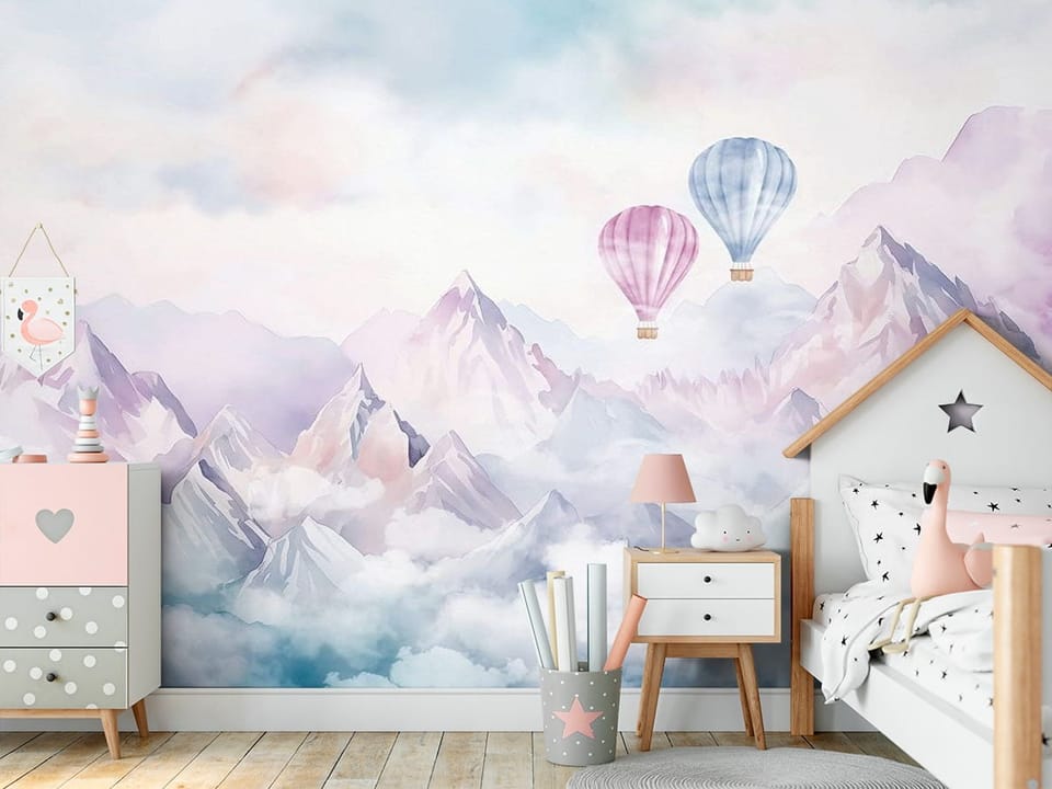 Fototapeta z balonami na tle pastelowych gór i chmur - ściana akcentowa w przytulnym pokoju dziecięcym