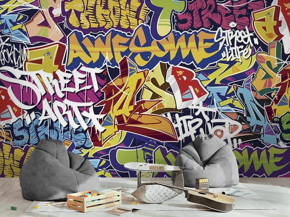 Fototapeta z kolorowym graffiti i różnorodnymi napisami na tle - inspiracja do pokoju nastolatka