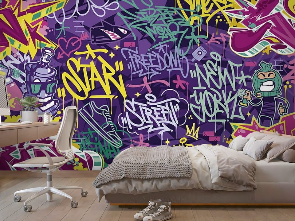 Fototapeta z kolorowym graffiti, różnorodne napisy i symbole na fioletowym tle - aranżacja dużego pokoju nastolatka