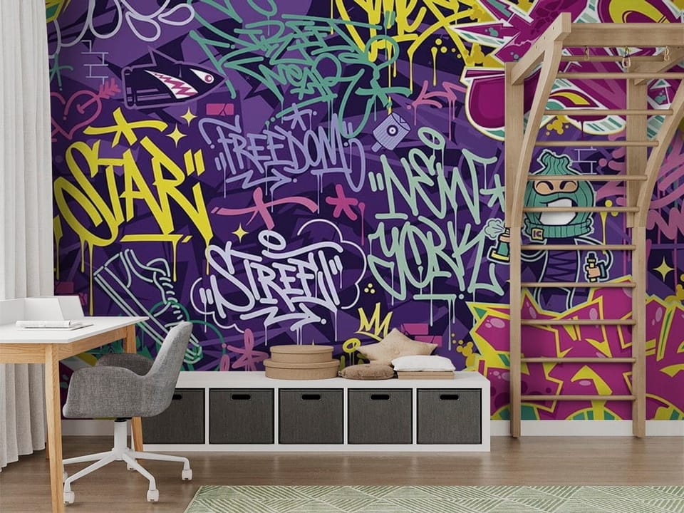 Fototapeta z kolorowym graffiti, różnorodne napisy i symbole na fioletowym tle - nowoczesny pokój nastolatka z modnym akcentem