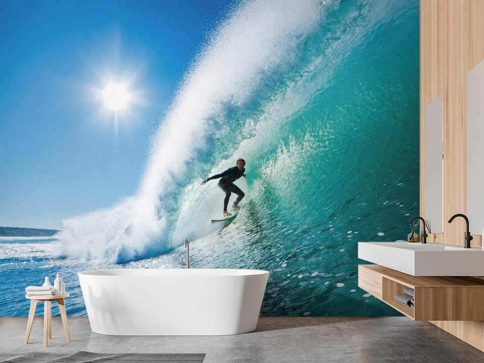 Fototapeta z surferem na desce i wielką falą pod błękitnym niebem - inspiracja do pięknej łazienki