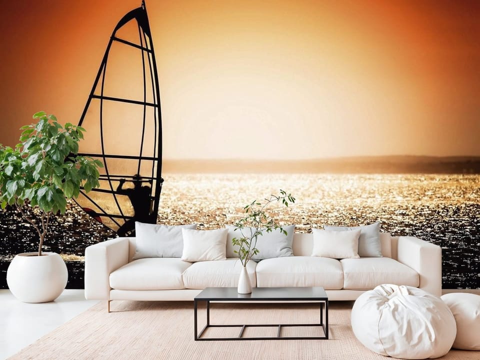 Fototapeta z windsurferem na wodzie przy zachodzącym słońcu i pomarańczowym niebie - salon w białych kolorach