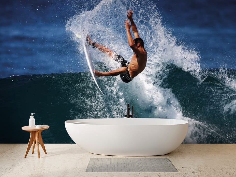 Fototapeta z surferem w powietrzu nad ciemnoniebieską falą - aranżacja minimalistycznej łazienki