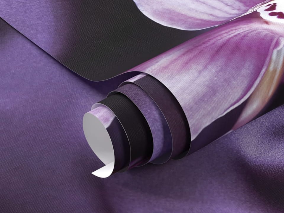 Fototapeta Fioletowe orchidee na tkaninie - realne zdjęcie w rolce