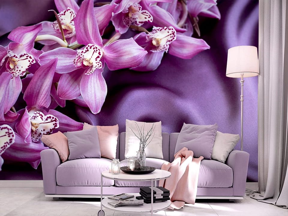 Fototapeta Fioletowe orchidee na tkaninie - aranżacja w salonie