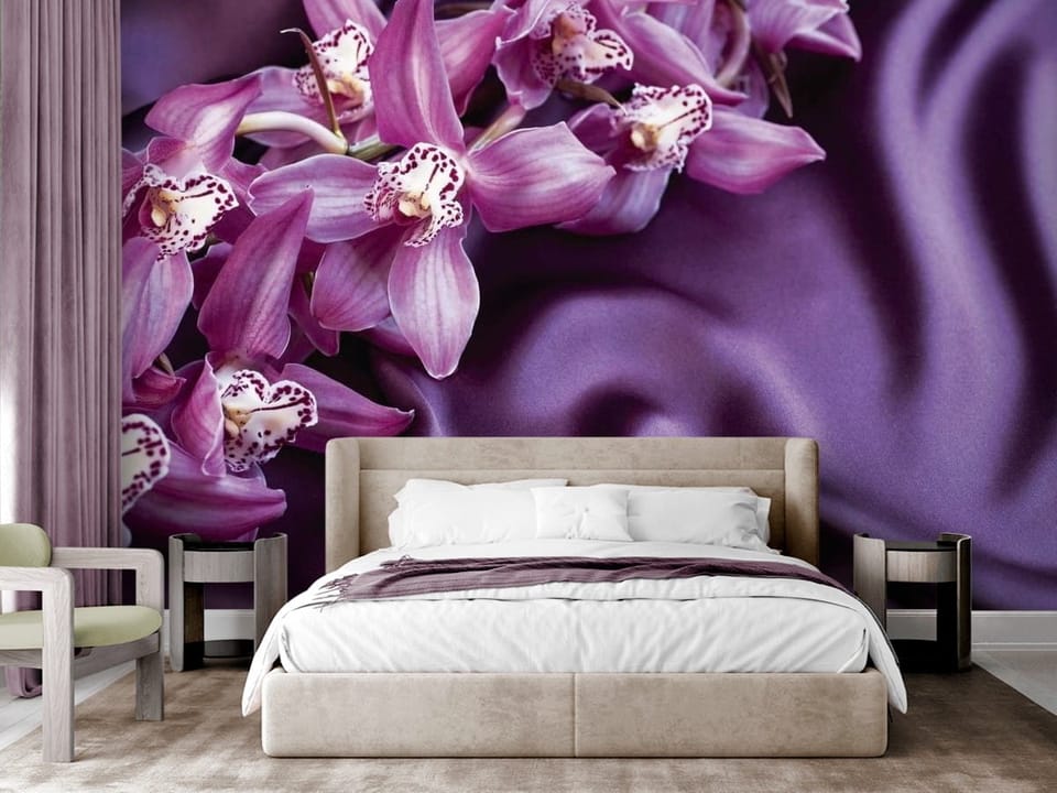 Fototapeta z fioletowymi kwiatami orchidei na tle tkaniny - nowoczesna sypialnia w stylu glamour