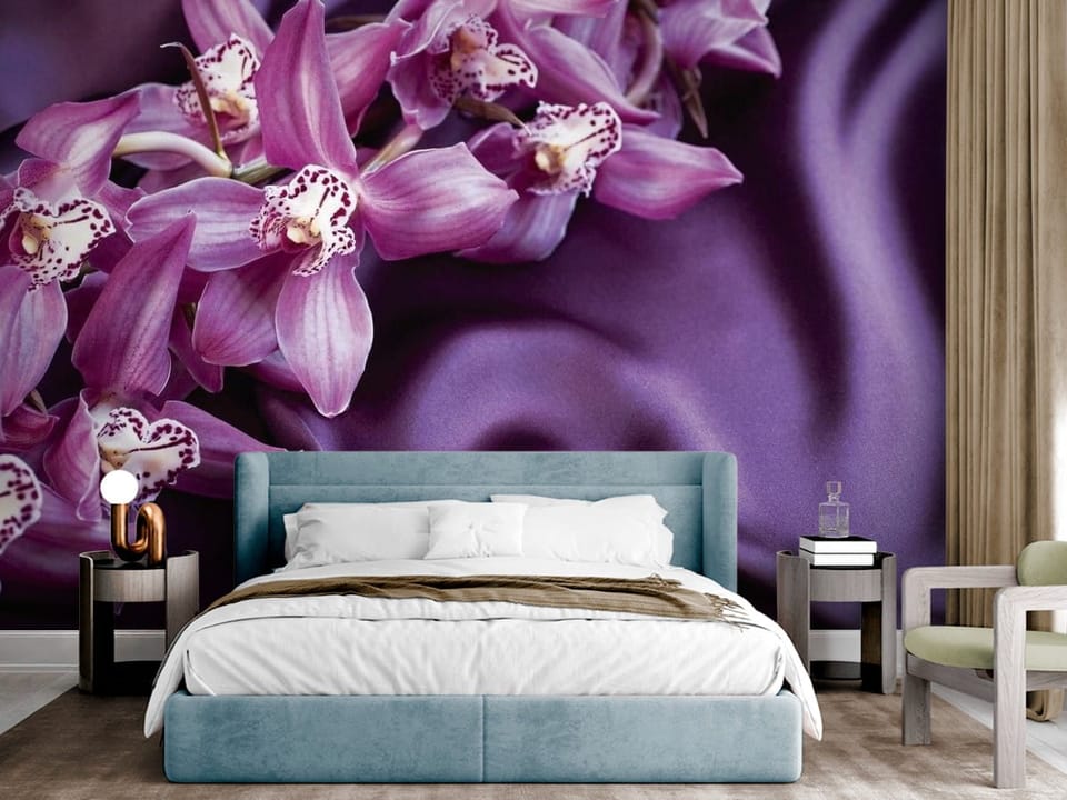 Fototapeta z fioletowymi kwiatami orchidei na tle tkaniny - aranżacja w nowoczesnej sypialni