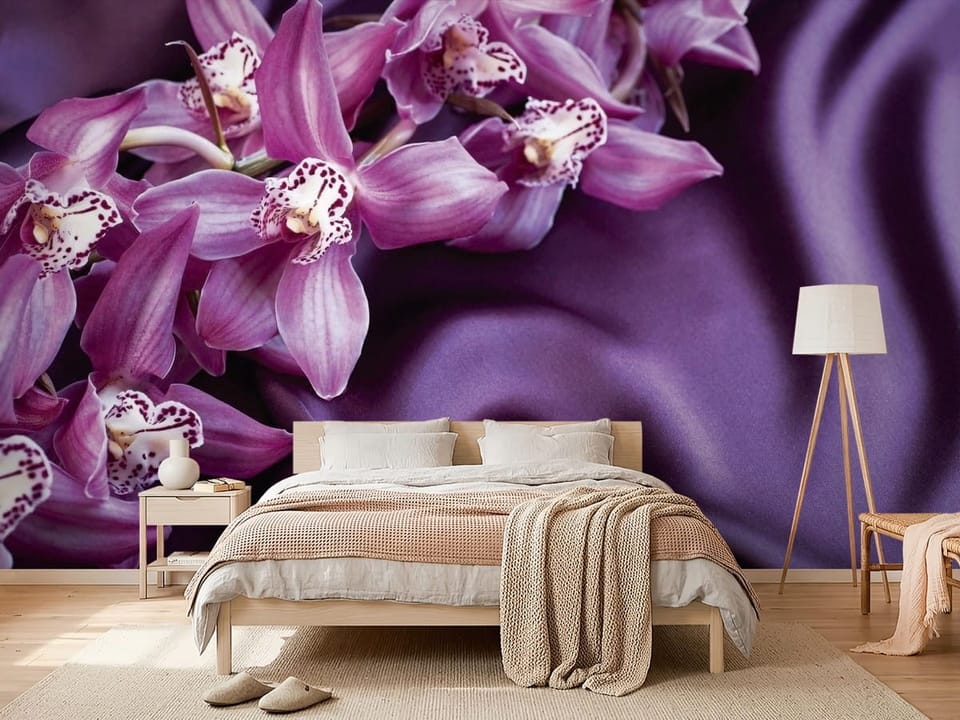 Fototapeta z fioletowymi kwiatami orchidei na tle tkaniny - nowoczesna aranżacja w sypialni